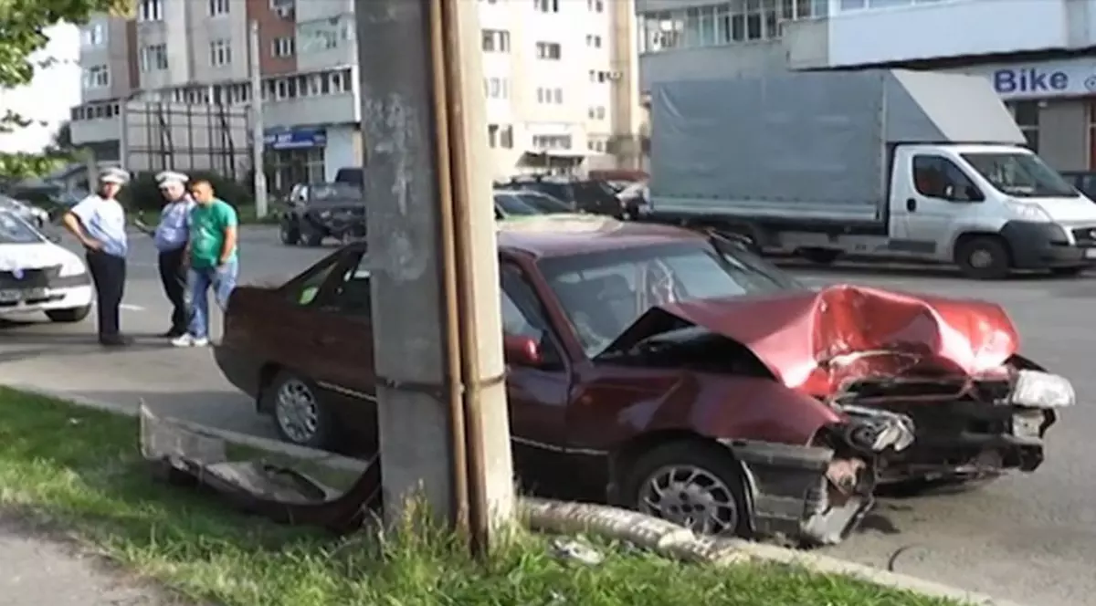Fabulos! Un piteştean a intrat intenţionat cu maşina într-un stâlp. Motivul este incredibil | VIDEO