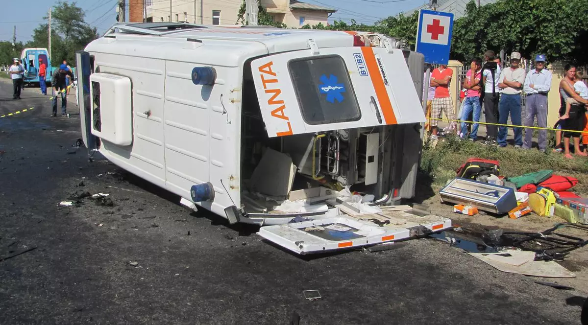 Accident grav în Bacău! Un mort şi 8 răniţi, după ce o ambulanţă s-a ciocnit cu un autoturism