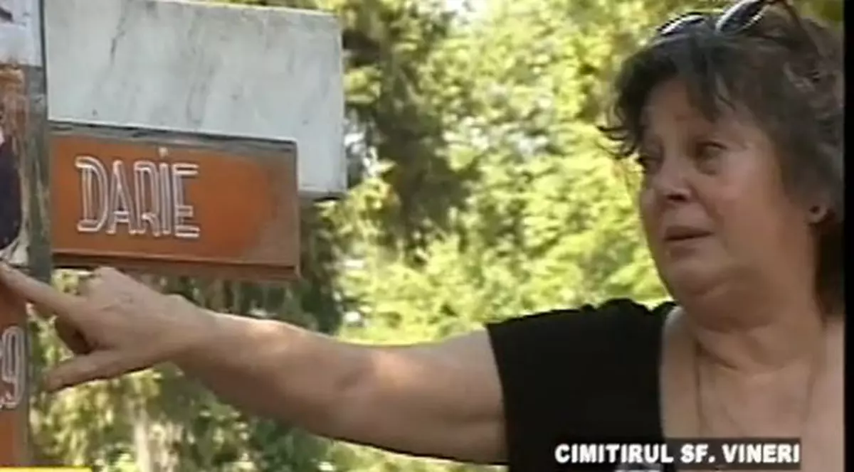 De un an şi jumătate, la mormântul lui Iura sunt LĂSATE DESENE DE IUBIRE. Ce ESTE SCRIS PE SPATELE FOTOGRAFIEI DE PE CRUCE?