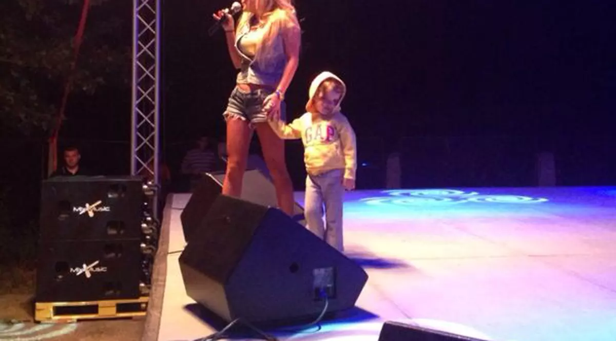 Fiica Andreei Antonescu s-a urcat pe scenă, după mama sa, în timpul unui concert