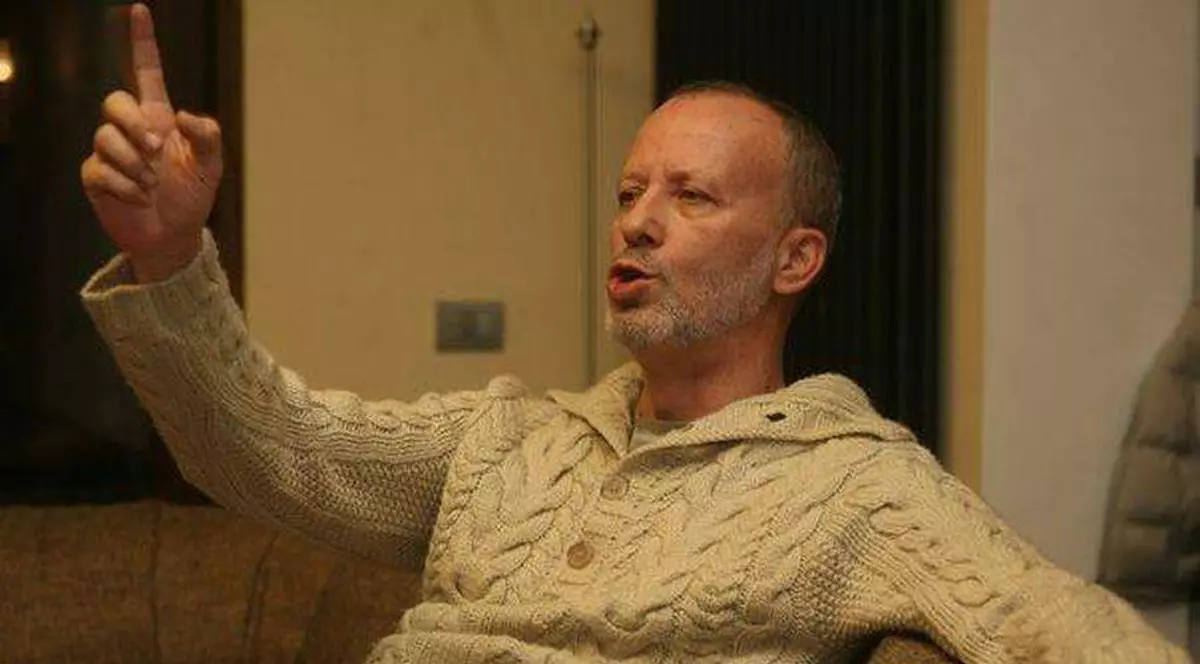 Andrei Gheorghe îşi lansează FIUL VITREG în muzică