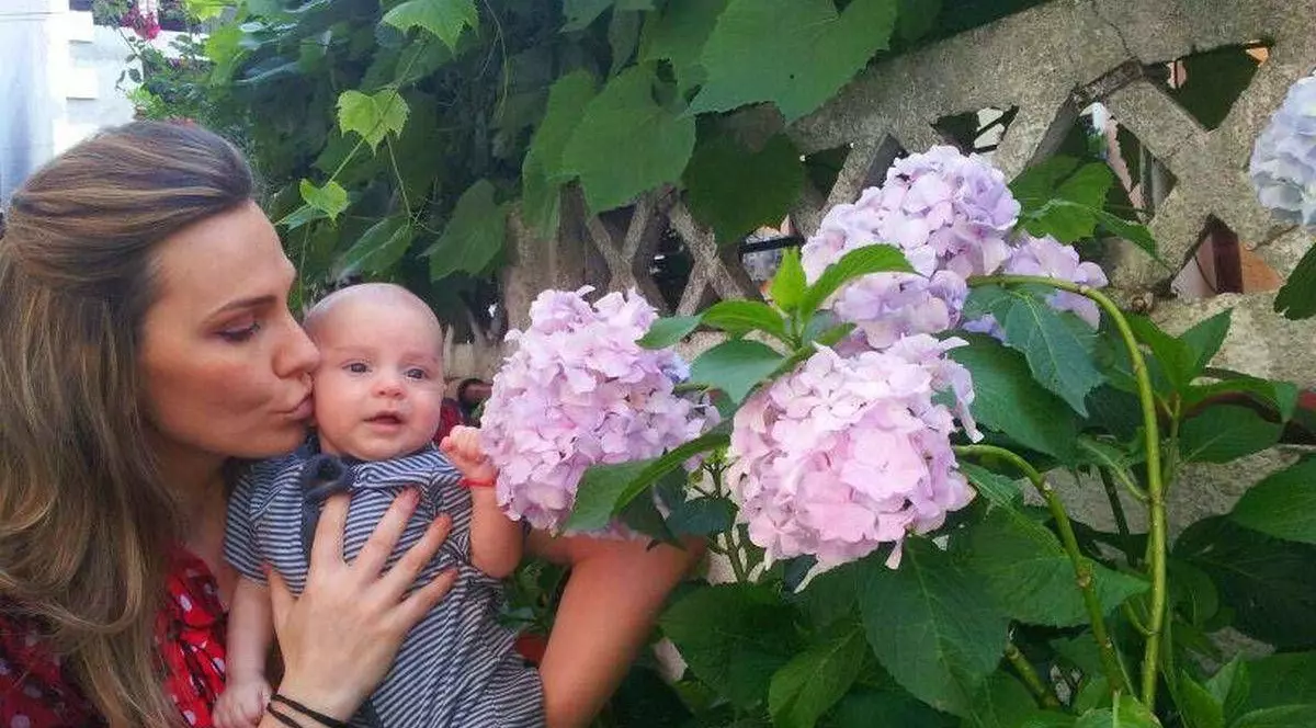 CEA mai HAIOASĂ POZĂ cu BĂIEŢELUL ANNEI LESKO! CUM l-a ÎMBRĂCAT vedeta!