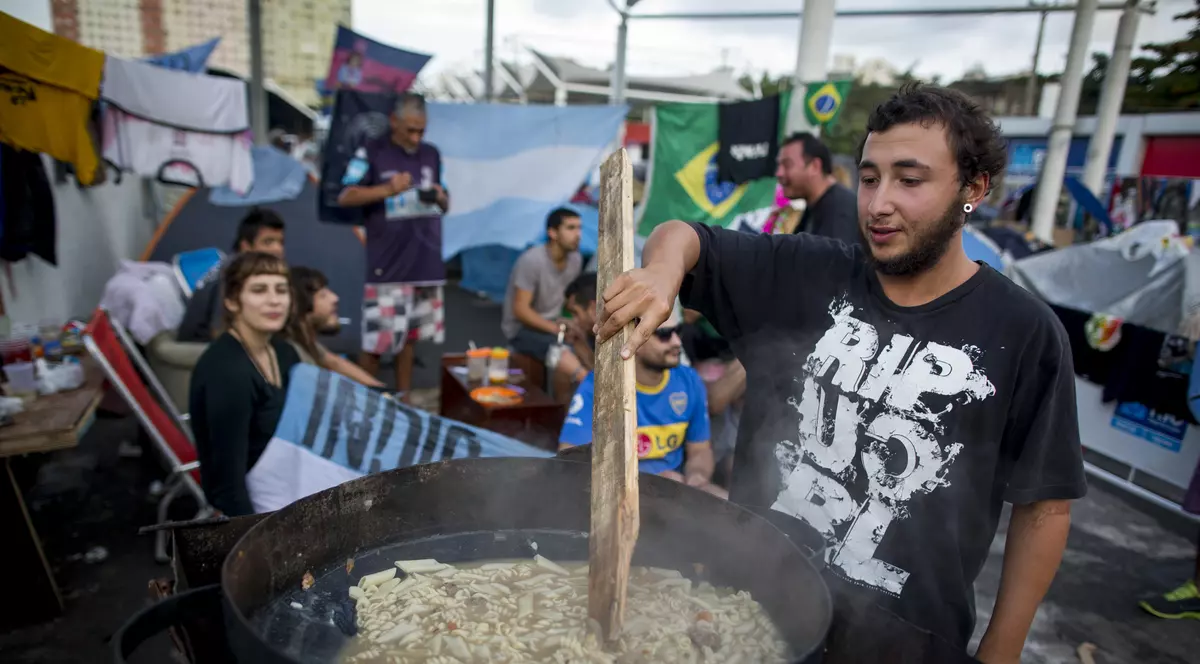 Mâncare la cazan, pentru titlul mondial! Argentinienii au venit cu corturile la Rio de Janeiro