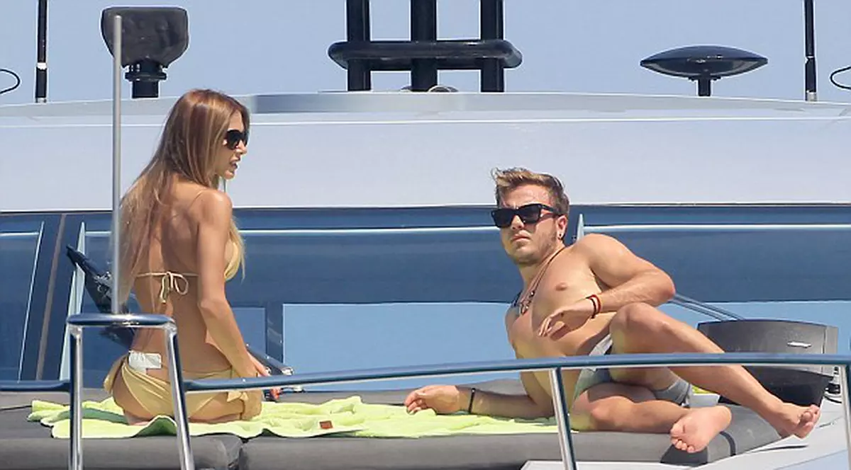 Mario Götze, eroul finalei Cupei Mondiale, se relaxează cu iubita la Ibiza