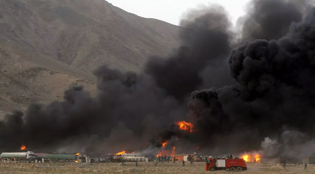 Tragedie în Afganistan: 73 de oameni au murit după ce două autobuze s-au ciocnit de o cisternă de combustibil