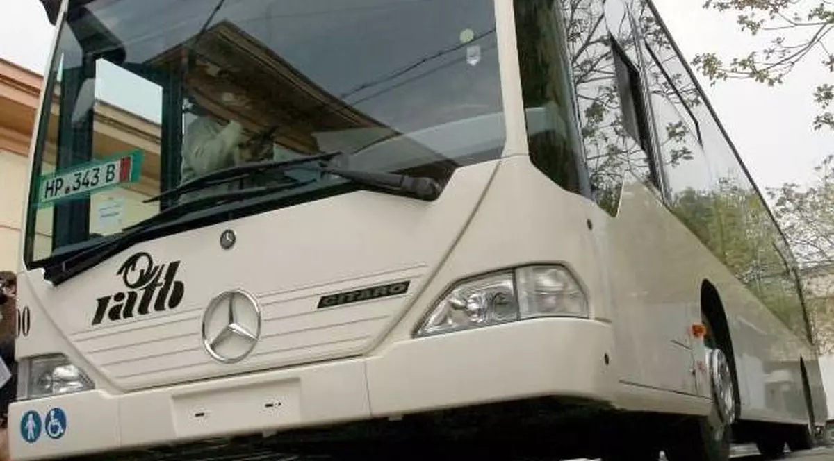 AUTOBUZ RATB implicat într-un ACCIDENT RUTIER, la TINERETULUI! Patru persoane au fost RĂNITE