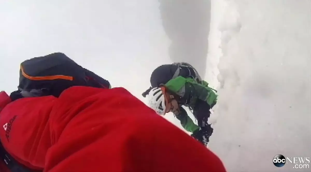 Şi-a filmat copiii, în timp ce erau luaţi de avalanşă! VIDEO 