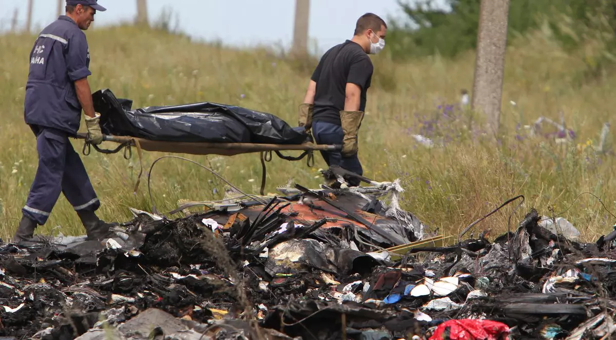 AVION PRĂBUŞIT în UCRAINA | Un reporter, filmat în timp ce cotrobăia prin bagajele victimelor zborului MH17 | VIDEO