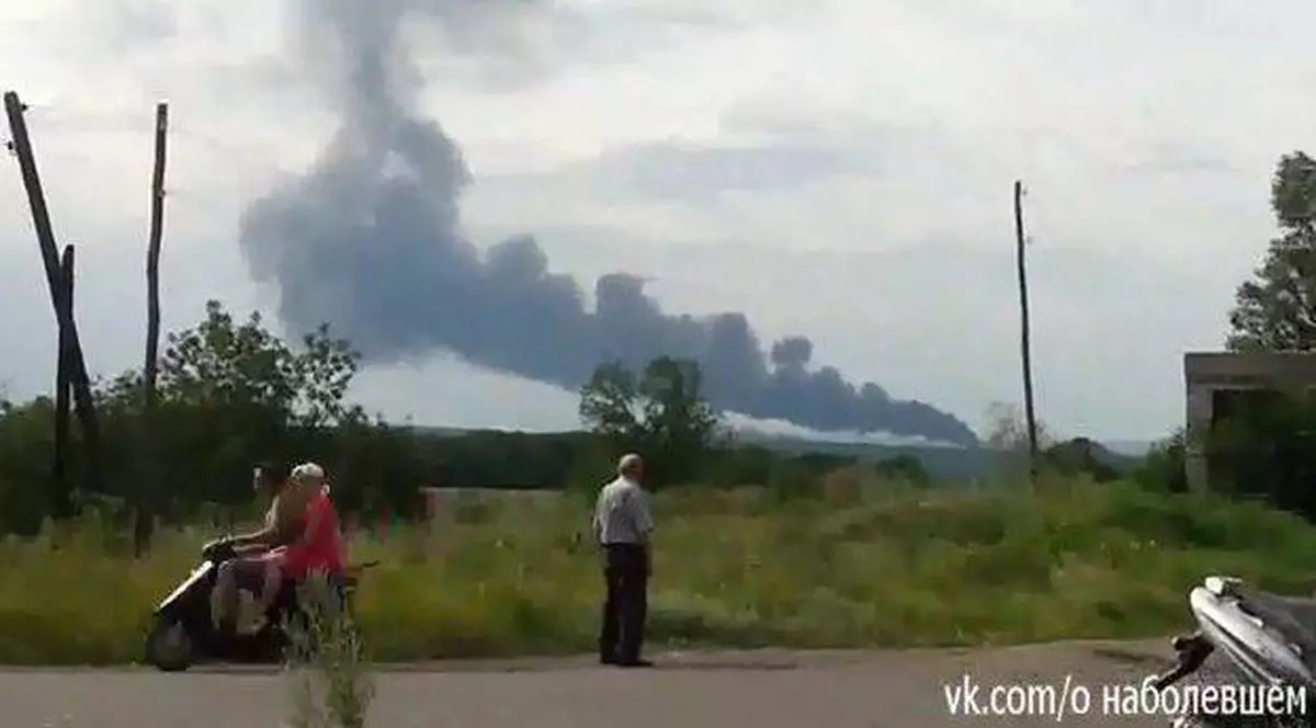 HAOS LA LOCUL PRĂBUŞIRII avionului! Rebeli BEŢI caută obiecte de valoare şi trag FOCURI de avertisment