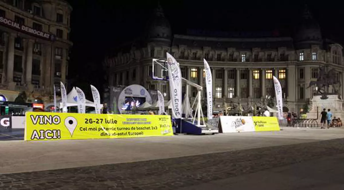 Joacă baschet în Piața Universității la Raiffeisen Bank Bucharest Challenger