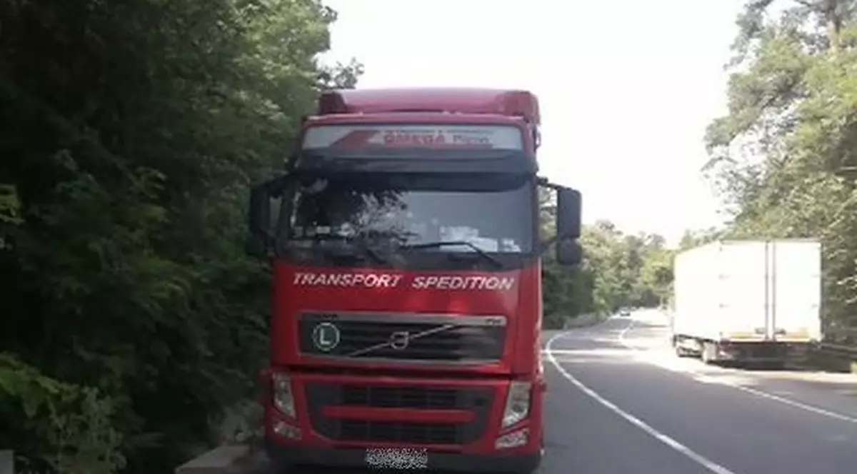 Hoţii au furat 600 litri de motorină din rezervorul unui TIR condus de un polonez | FOTO