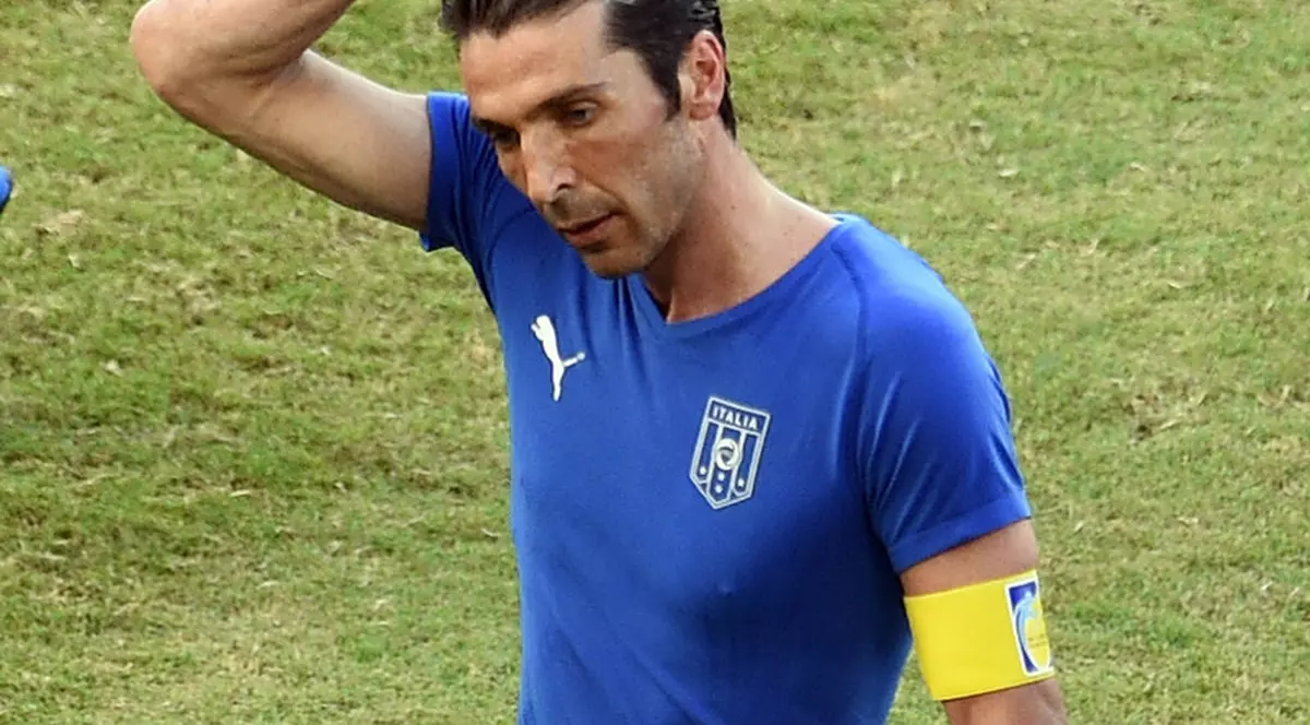 FOTO / Gigi Buffon nu se mai ascunde. ^S-a sărutat pe stradă cu noua iubită