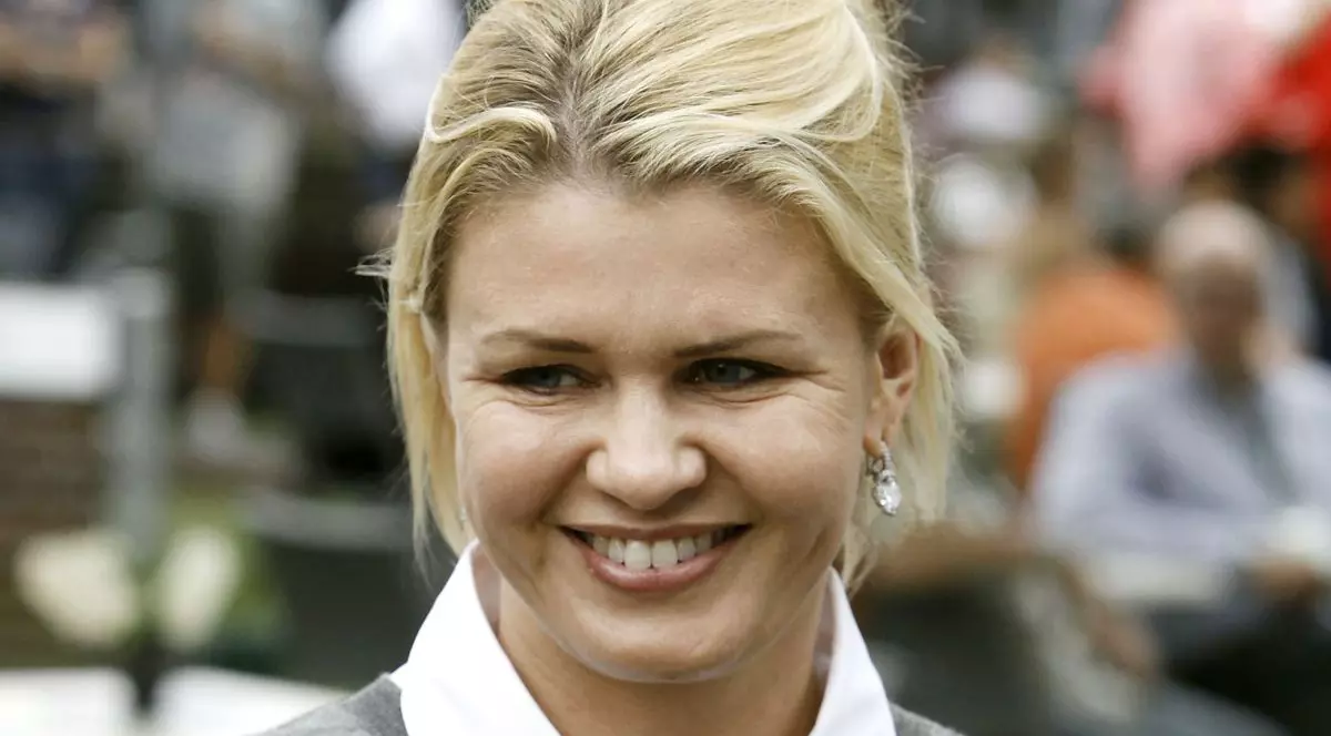 PRIMA APARIŢIE PUBLICĂ a SOŢIEI lui MICHAEL SCHUMACHER! CORINNA ZÂMBEŞTE din NOU!