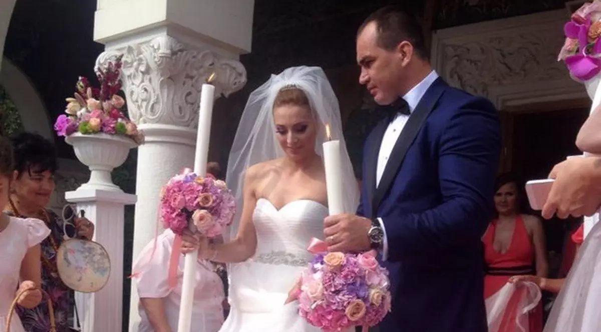 S-a însurat ”păpuşea masculină”! Ce a fost pus să facă Daniel Carpo, pentru a-şi recupera mireasa 