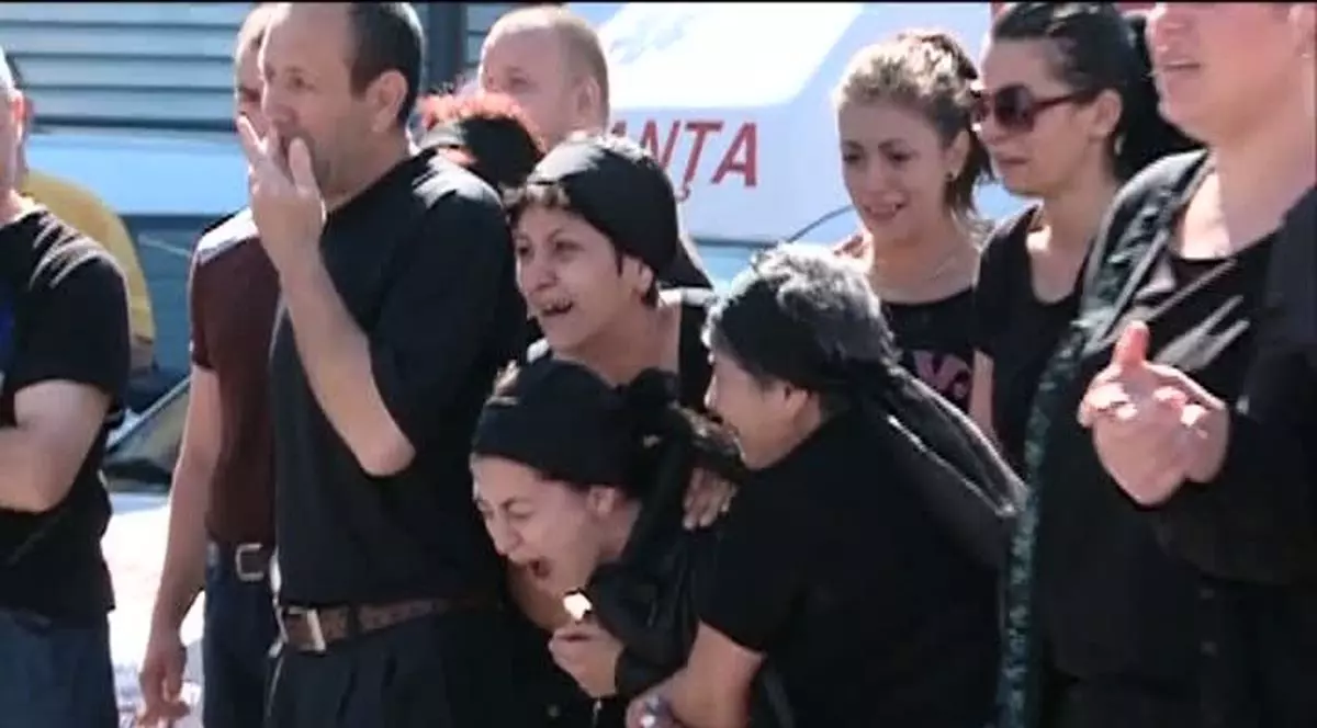 Imagini SFÂŞIETOARE! Soţia lui Cristi Gălbenuşe, RĂPUSĂ de DURERE la morgă | VIDEO