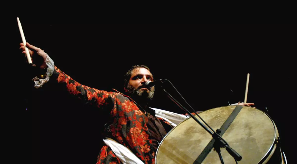 Damian Drăghici, liderul trupei Damian & Brothers de nerecunoscut în prima zi de muncă la Parlamentul European! FOTO