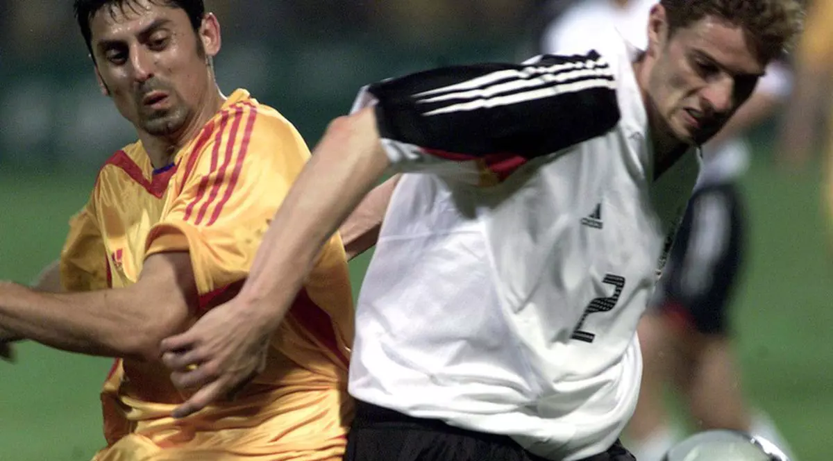 Suntem campionii în amicale. Duel între Arne Friedrich (dreapta) şi Ionel Danciulescu (stânga) din meciul România - Germania 5-1, disputat pe 28 aprile 2004 FOTO: EPA