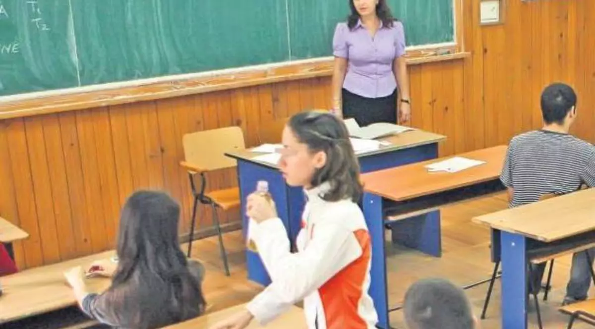 INCREDIBIL! Elevi ADMIŞI în licee cu medii de 2,50