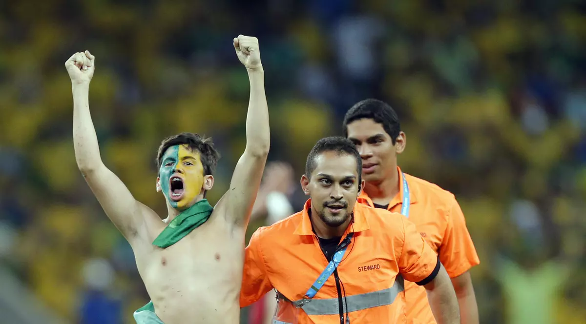 Bucurie pe teren! Un fan brazilian a sărbătorit pe teren calificarea naţionalei Selecao în semifinalele Campionatului Mondial de Fotbal 