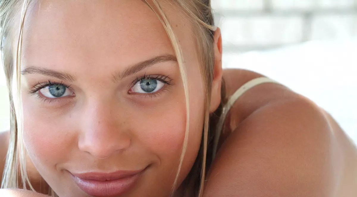 POVESTE ULUITOARE! REGINA FRUMUSEŢII din Republica Moldova, RĂPITĂ la 4 ani şi VÂNDUTĂ pe o pereche de CERCEI unor ROMI, şi-a REGĂSIT familia