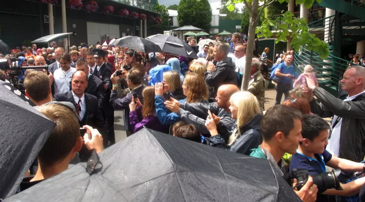 ”Magul” Roger Federer, asaltat de fani la antrenament