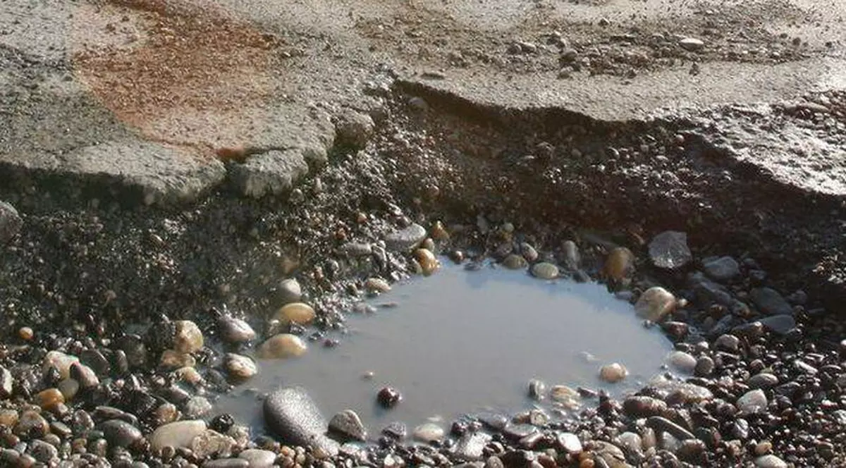 Păţanie incredibilă a unui şofer din Galaţi: «A intrat în parcare şi deodată s-a surpat asfaltul sub maşină» | VIDEO