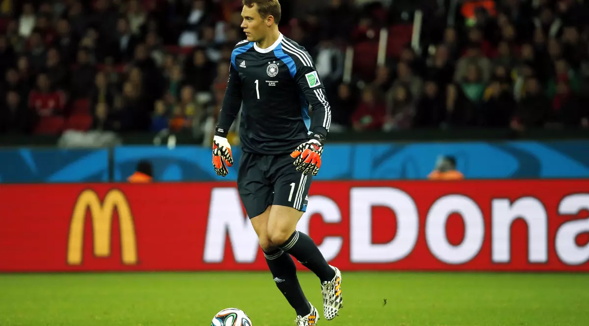 Cu Algeria, portarul Neuer a jucat mai multe baloane în afara careului decât brazilianul Fred!