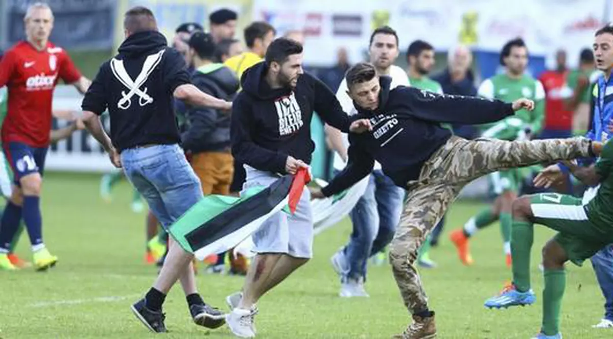 GROAZNIC / Războiul din Gaza a ajuns pe terenul de fotbal! Jucători bătuţi de militanţii pro-palestinieni