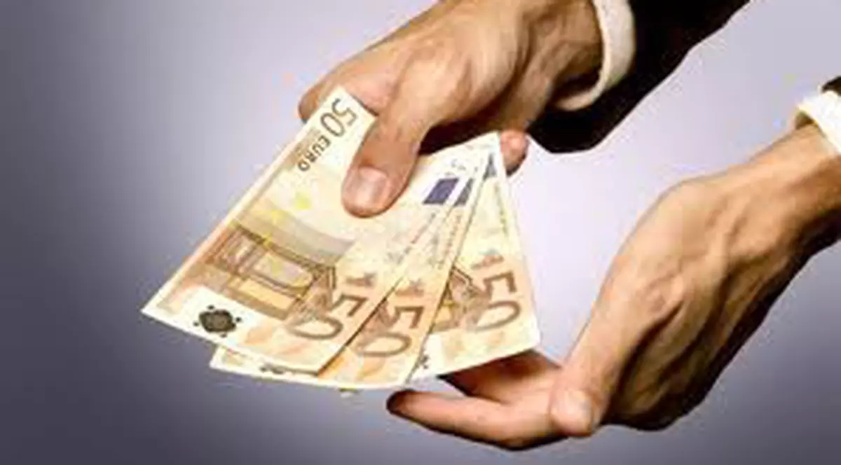 Păcălită să fure 4.000 € din casă