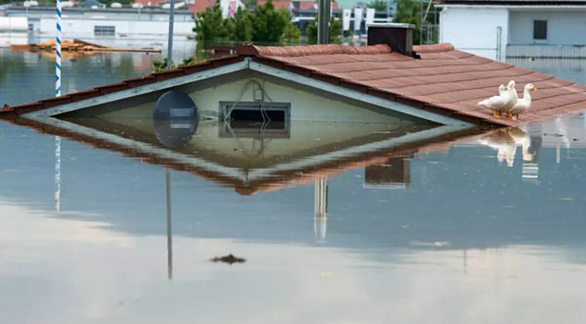 COD PORTOCALIU DE INUNDAŢII! În Vâlcea, Argeş, Dâmboviţa şi Prahova APELE "AU MĂTURAT" CASE ŞI DRUMURI