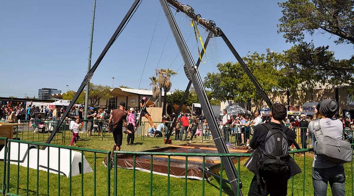 Crezi că E UN LEAGĂN NORMAL?! DELOC! Ce VEI VEDEA te va LĂSA MUT  | IMAGINE SPECIALĂ