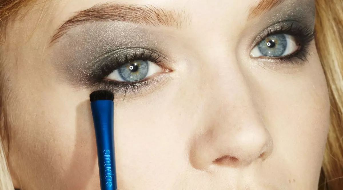 O tânără a purtat lentile de contact șase luni, fără întrerupere. CE s-a ÎNTÂMPLAT i-a SCHIMBAT RADICAL VIAŢA