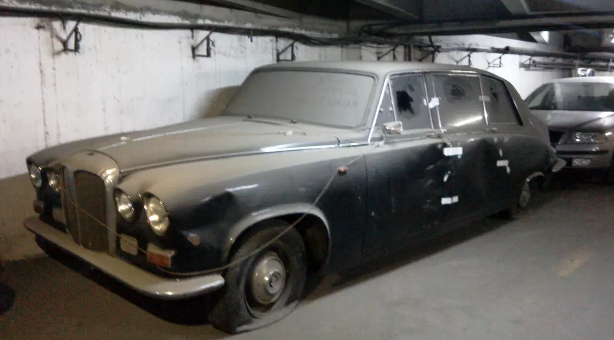 Uite CE LIMUZINĂ zace de ani buni în PARCAREA de la INTERCONTINENTAL!