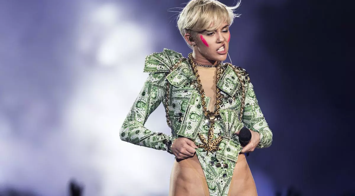 MILEY CYRUS are un NOU TATUAJ! Uite în CE LOC şi l-a FĂCUT şi ce SEMNIFICAŢIE ARE!