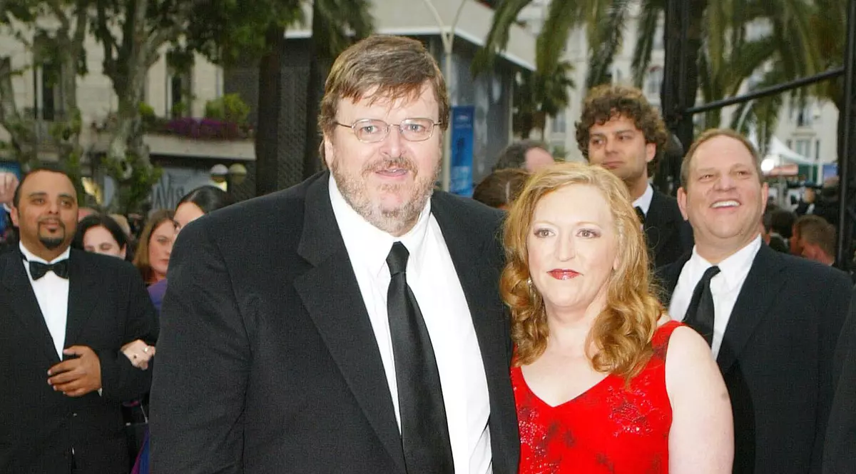Divorţ ŞOC în showbiz! Michael Moore şi Kathleen Glynn s-au despărţit după 22 DE ANI de CĂSNICIE. Ce ACUZAŢII îi aduce regizorul SOŢIEI sale
