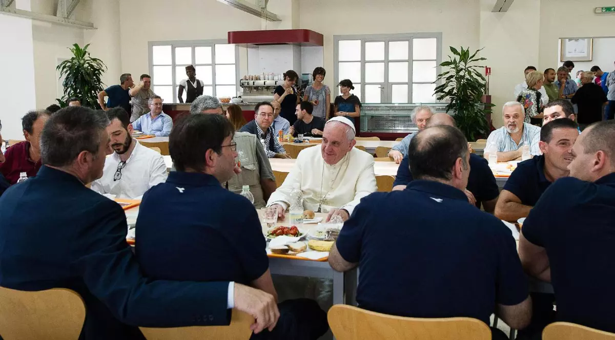 Papa Francisc a mâncat la o cantină din zona industrială a Vaticanului