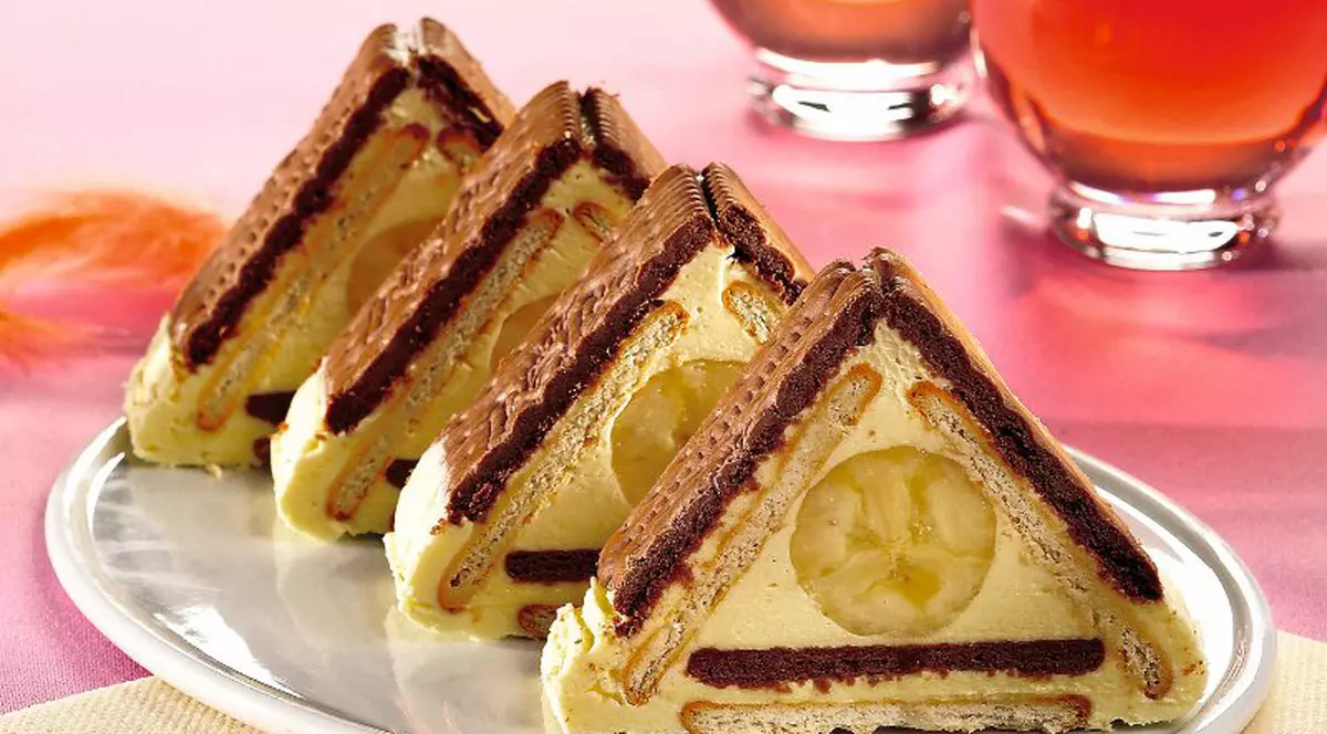 REȚETĂ | Piramide din biscuiți și banane. Nu îngrașă și nu necesită coacere