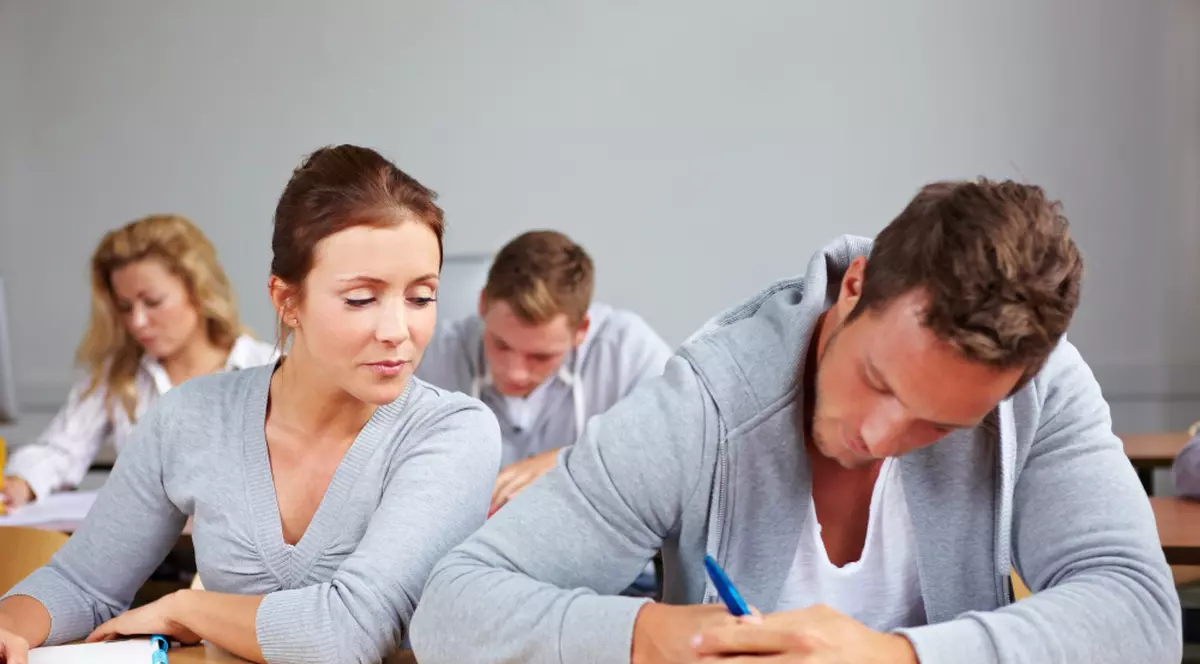 Profă prinsă în timp ce copia la… sport!