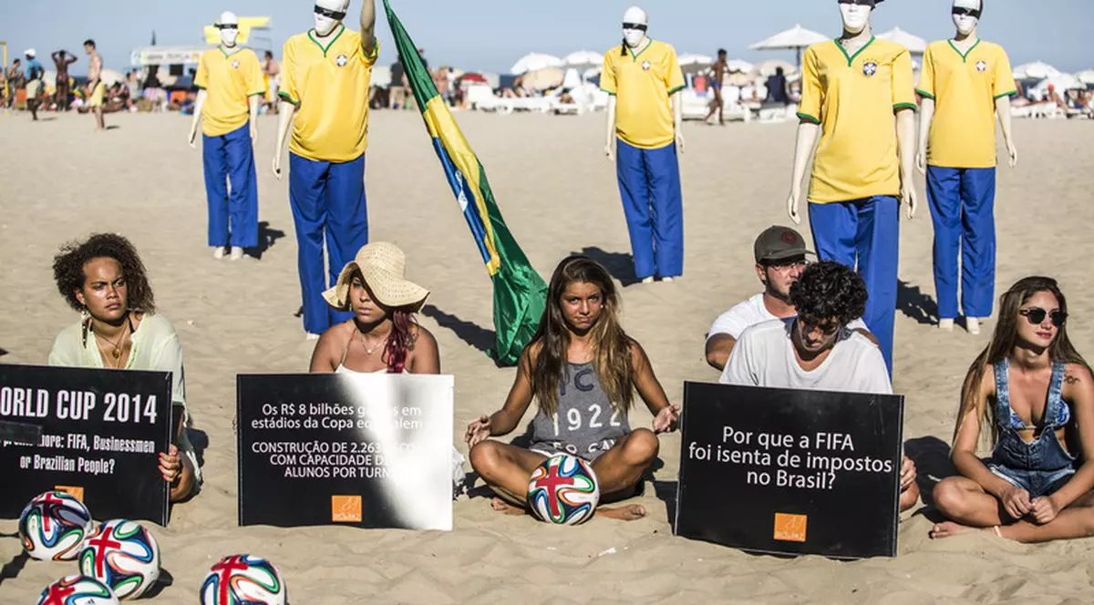 Proteste pe Copacabana: "Nu suntem orbi!"