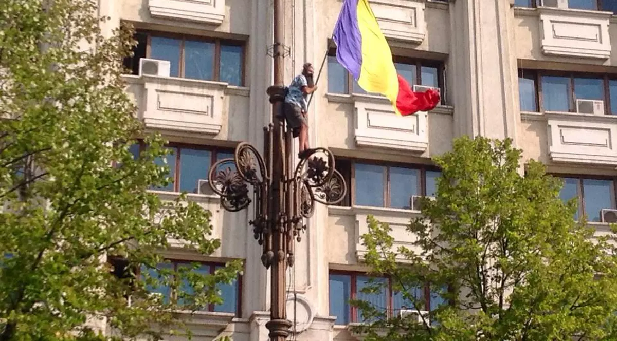 Cocoţat pe un stâlp din centrul Capitalei. "Stegarul de la Universitate" recidivează!