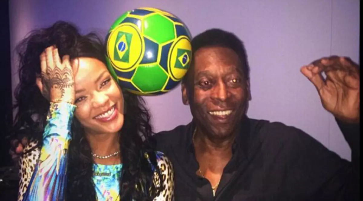 Rihanna s-a dus să vadă finala şi s-a pozat cu Pele