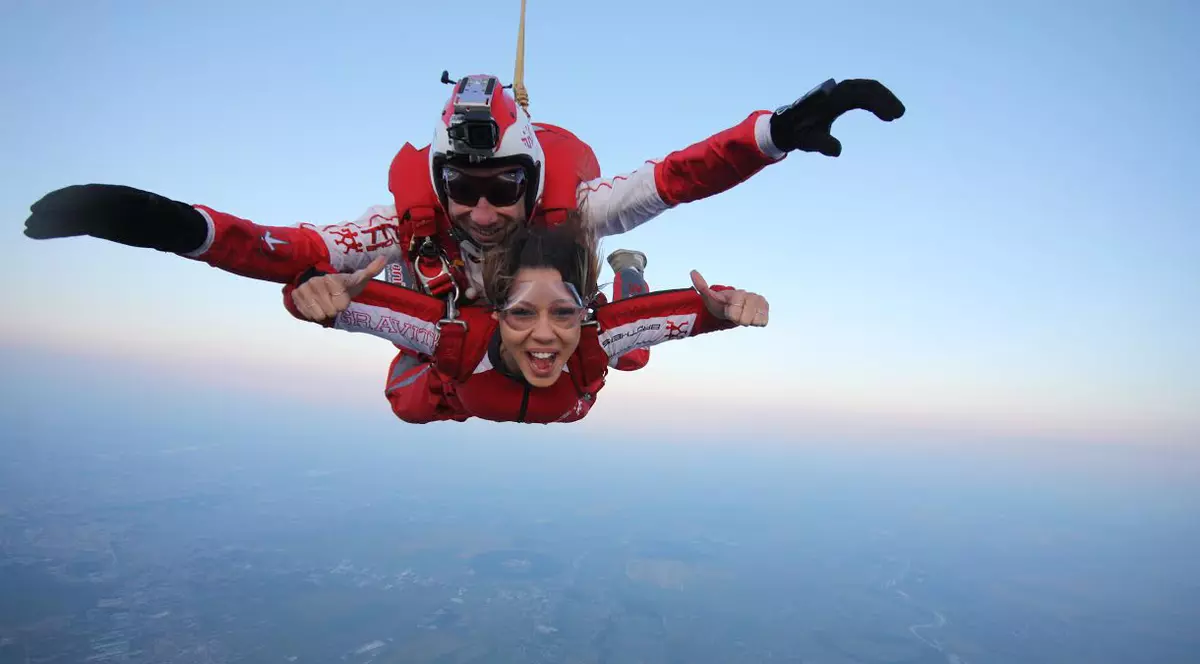 Sore, NEBUNIE LA ÎNĂLŢIME: "Simţeam că pluteam când am sărit pe uşa avionului!" FOTO
