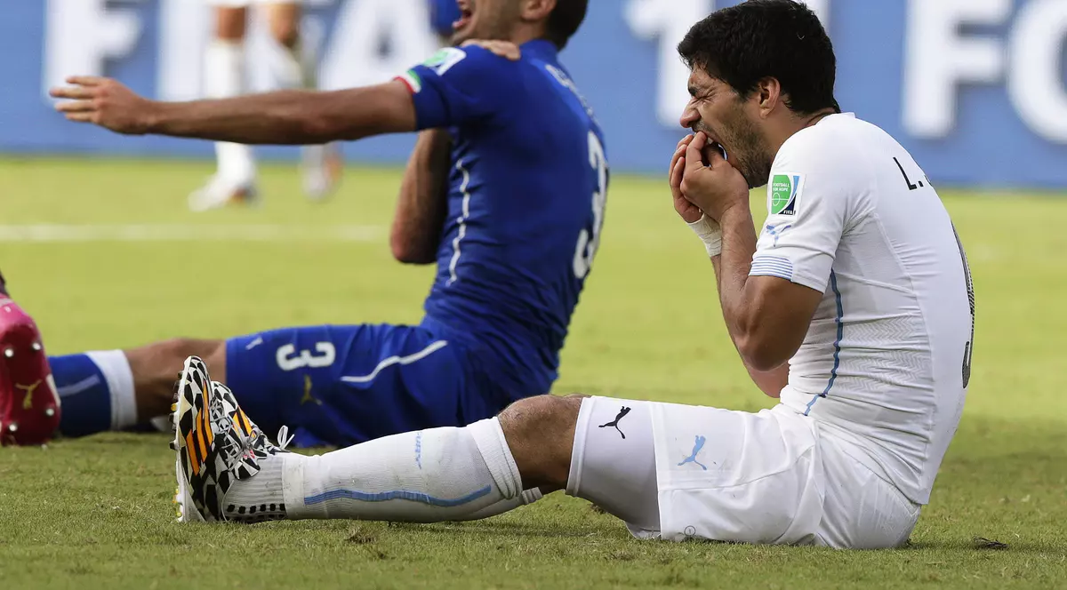 ”Canibalul” a scăpat ieftin! Brazilienii anunţă că FIFA i-ar fi redus suspendarea lui Luis Suarez