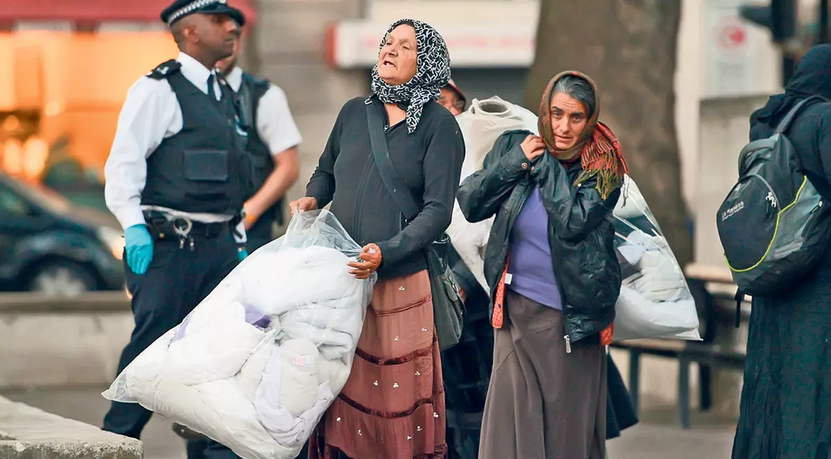 ROMÂNI, în presa britanică. E INCREDIBIL CE fac IMIGRANŢII după ce sunt EXPULZAŢI