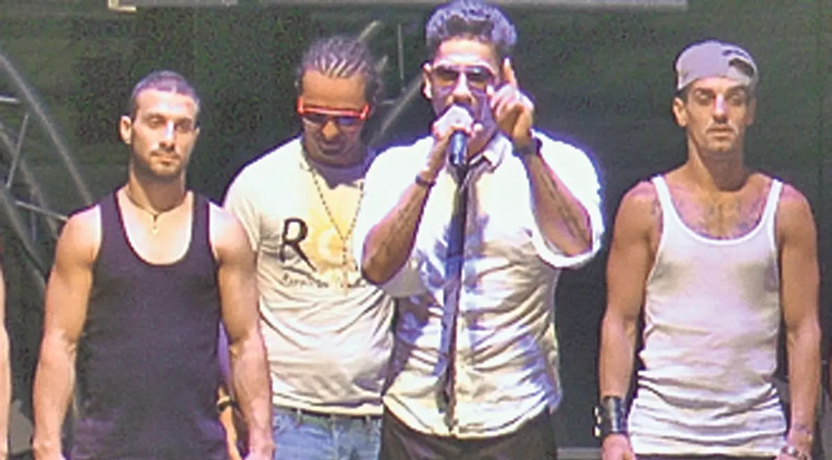 Connect-R își ţine dansatorii nemâncaţi!