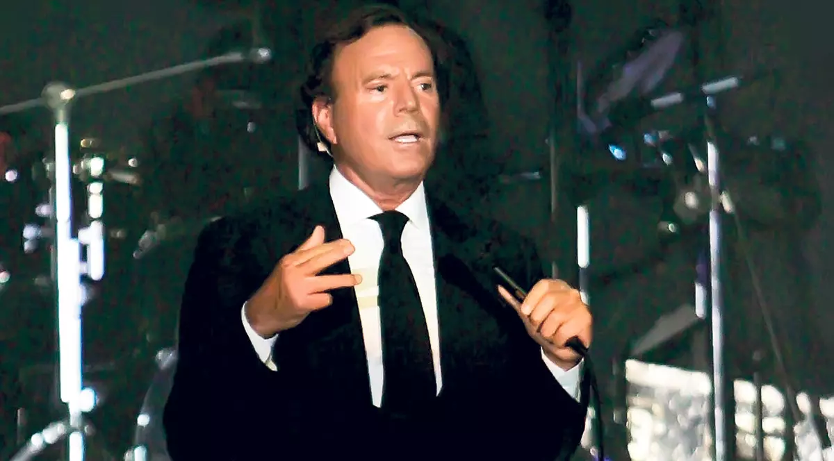 Cea de-a 13-a vizită în România e cu ghinion! Julio Iglesias A ANULAT concertul din Mamaia