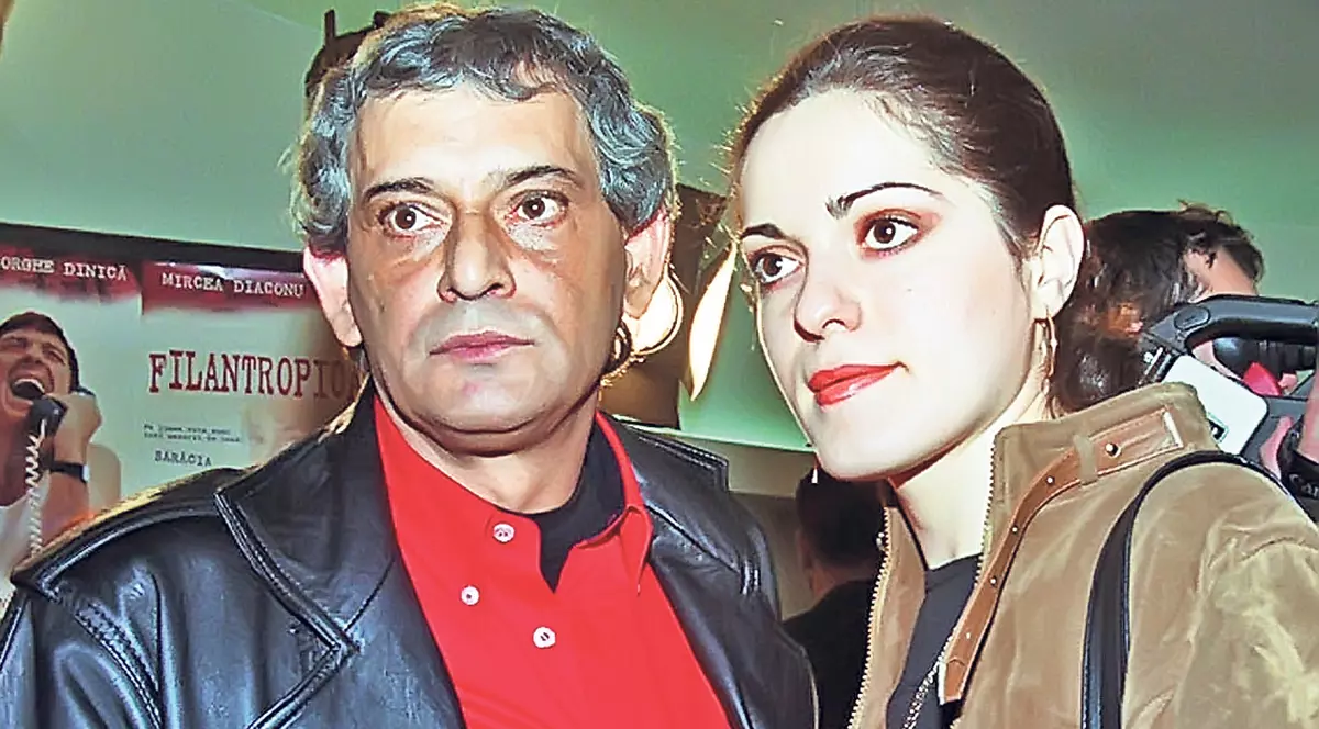 Săptămânal îi pune soţului flori la mormânt