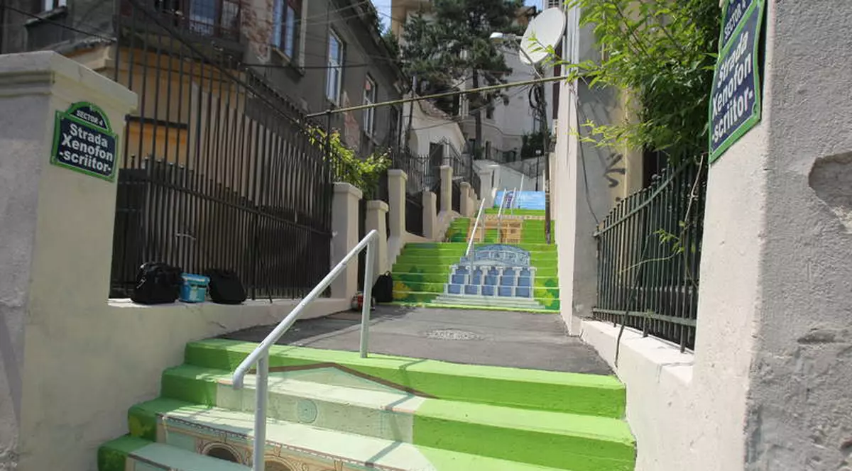 Aşa ceva N-AI MAI VĂZUT ÎN BUCUREŞTI! Aceasta e STRADA PICTATĂ!| FOTO