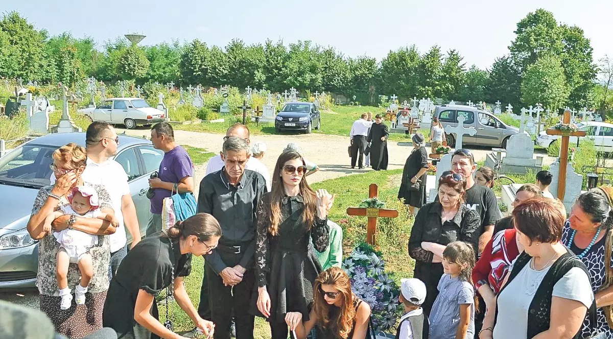 Monica i-a făcut reclamă lui Mr. Pink la pomana mamei! FOTO