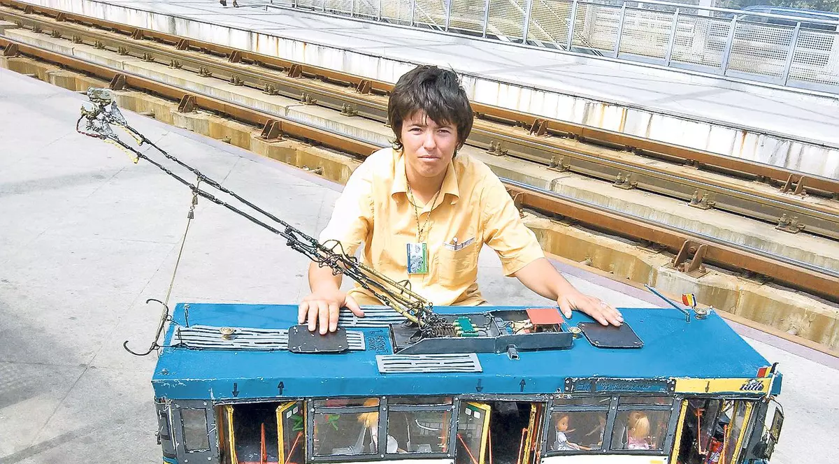 Daţi-i un loc de muncă! O tânără din Bucureşti iubeşte RATB-ul mai mult decât orice